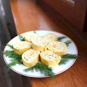 Яичный рулет с сыром и чесноком