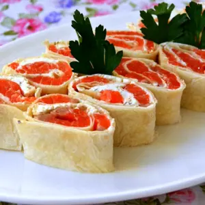 Рулет из лава с красной рыбой
