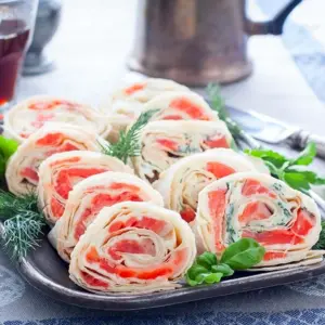 Рулетики закусочные с красной рыбой