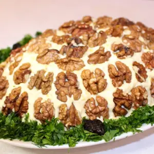 Салат черепаха с курицей с грецкими орехами