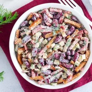 Салат кукуруза фасоль кириешки