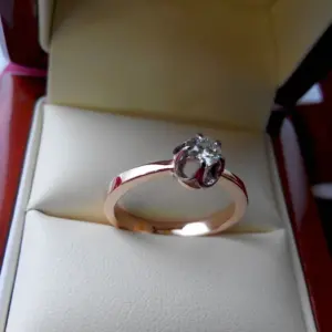 Кольцо с бриллиантом lvr086w